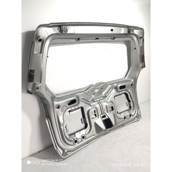 Tampa Traseira Fiat Idea Attractive 2011/20 Detalhe / 19473