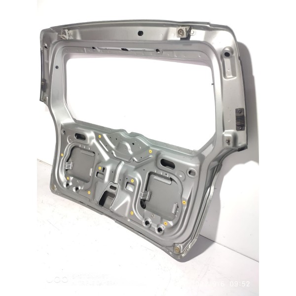 Tampa Traseira Fiat Idea Attractive 2011/20 Detalhe / 19473
