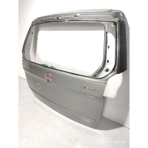 Tampa Traseira Fiat Idea Attractive 2011/20 Detalhe / 19473