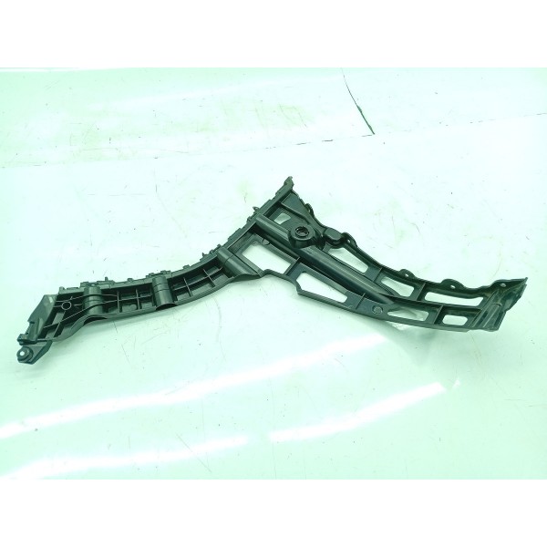Suporte Guia Parachoque Mercedes C200 Tras Esq 2022/25 Orig