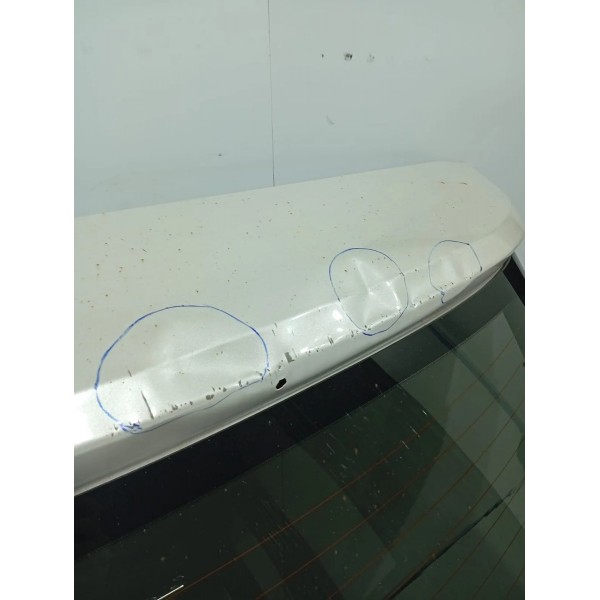 Tampa Traseira Vigia Nissan Kicks 2020/2024 Detalhe Branco